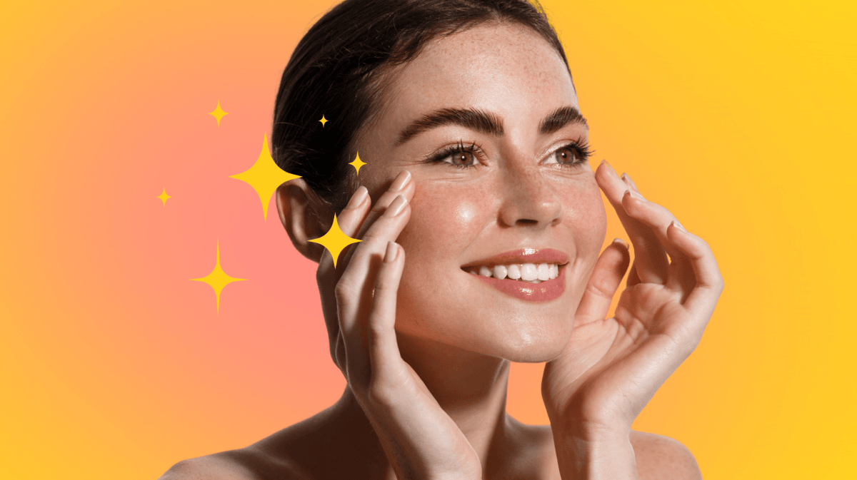 Junge Frau mit strahlendem Teint auf gelbem Hintergrund.