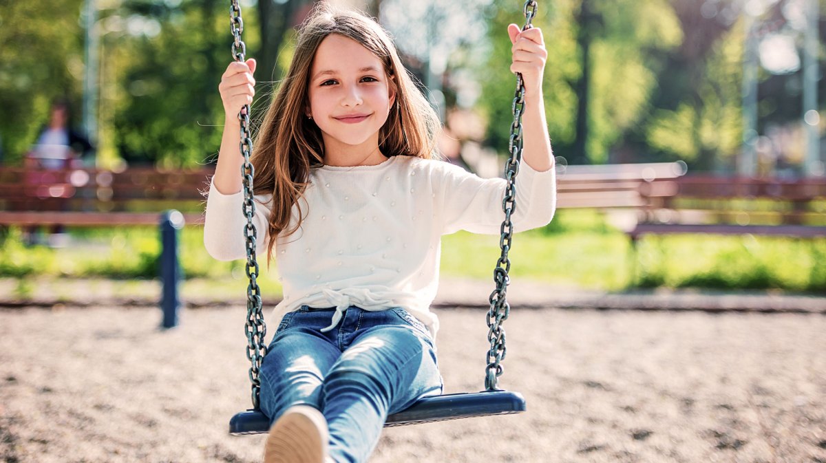 Mädchen auf einer Schaukel.