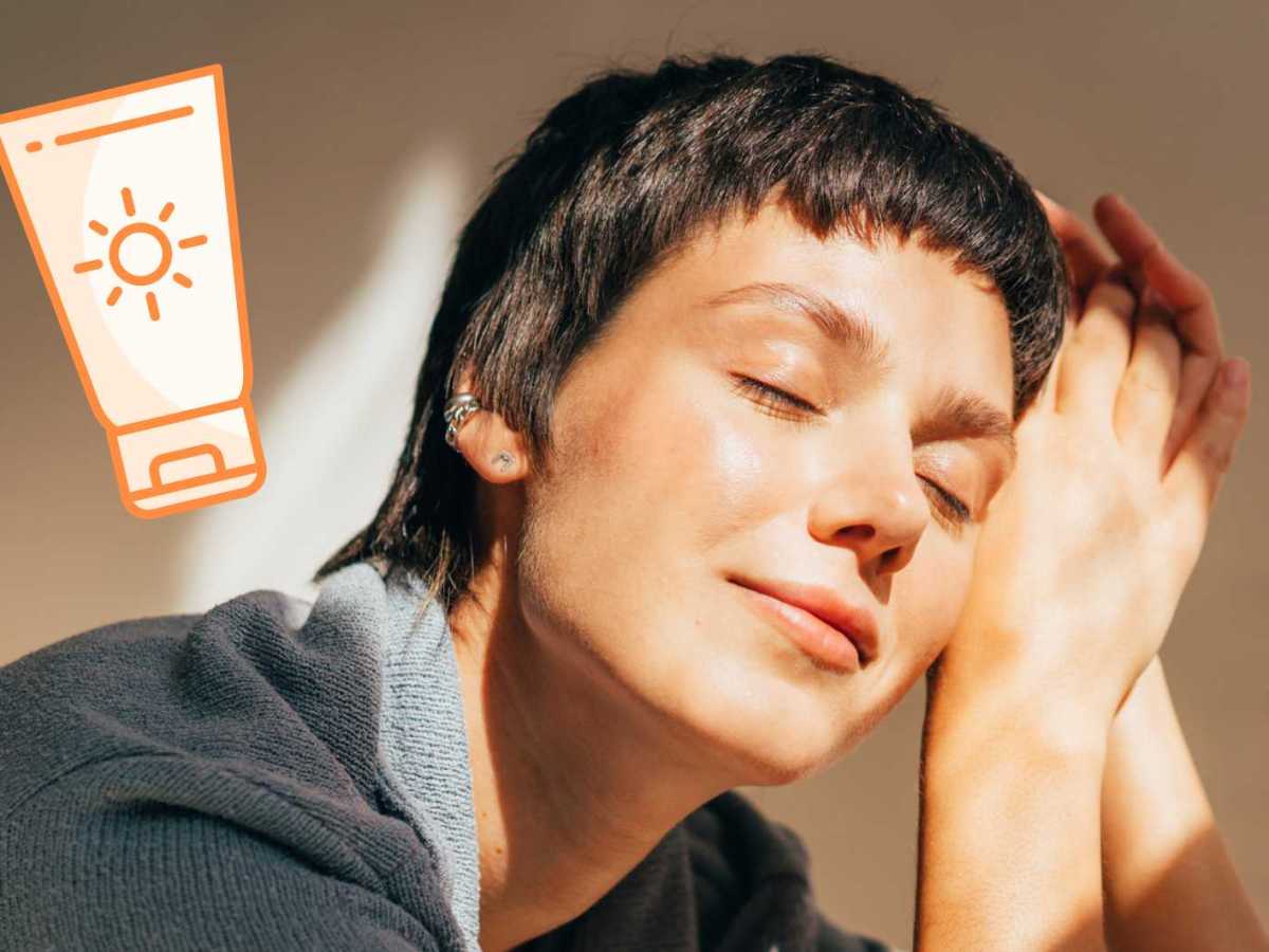 Junge Frau mit sonnengebr&auml;unter Haut und geschlossenen Augen