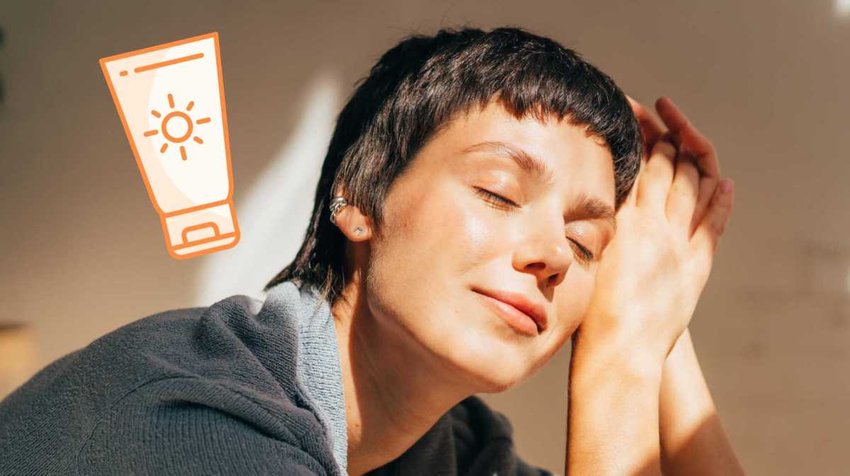 Junge Frau mit sonnengebräunter Haut und geschlossenen Augen