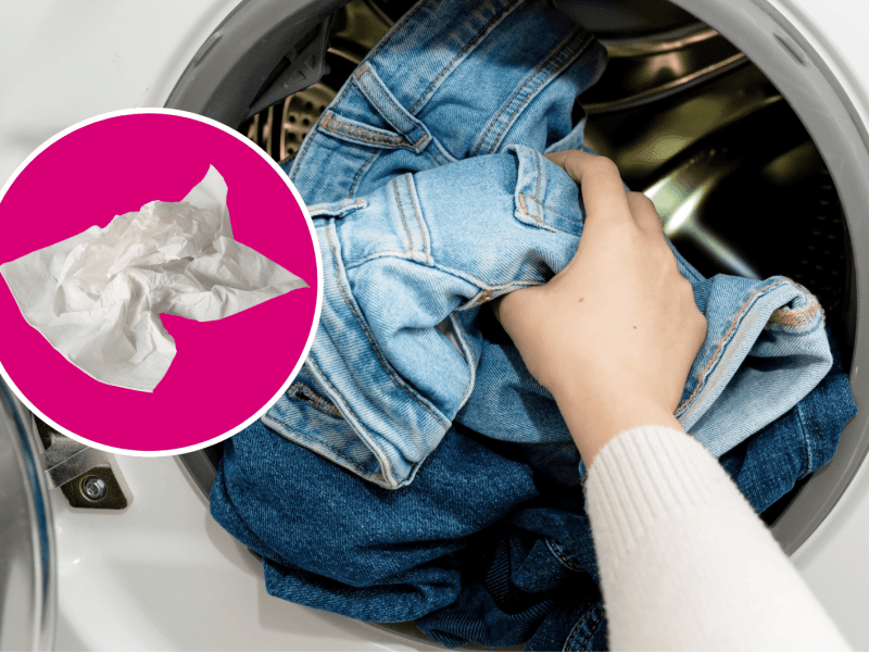 Frau holt Wäsche aus Waschmaschine.