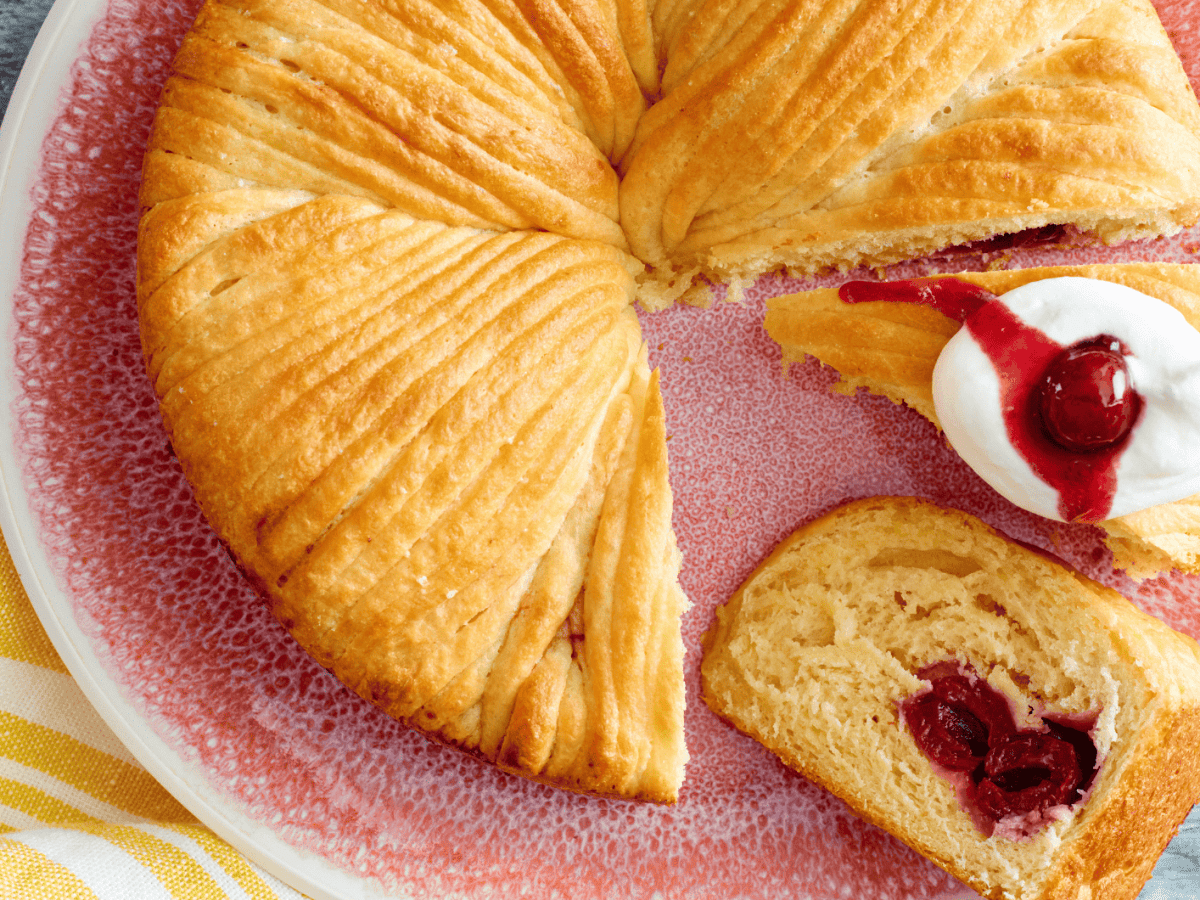 Wollkn&auml;uel-Butterkuchen mit Kirschen: Ein saftig-gef&uuml;llter Hefekuchen, der alle begeistert