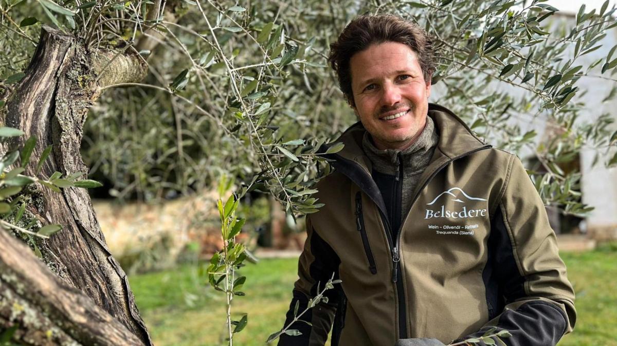 Martin bei Bauer sucht Frau International steht unter einem Olivenbaum.