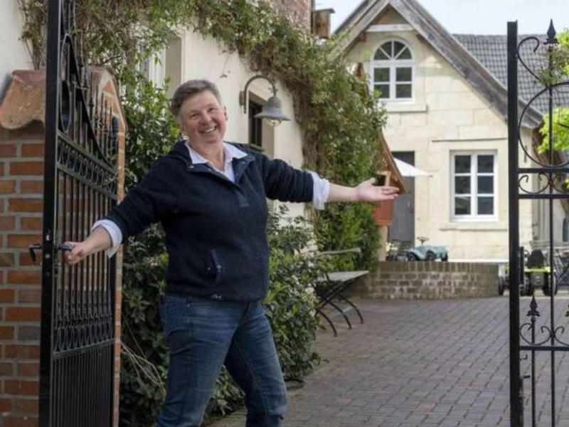 Carolin Feismann auf ihrem Hof.