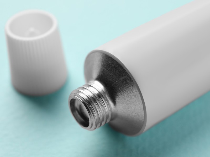 Cremetube mit geöffnetem Deckel