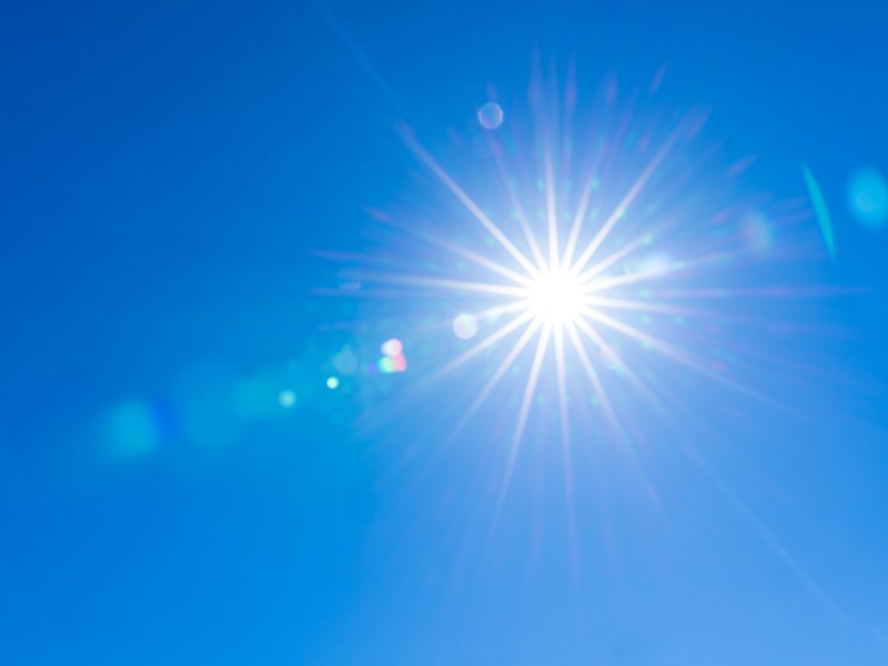 Sonne scheint und blauer Himmel