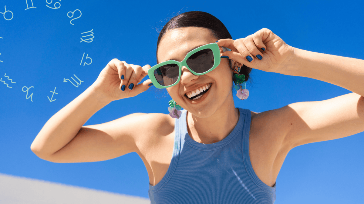 Frau mit Sonnenbrille schaut lächelnd in die Kamera