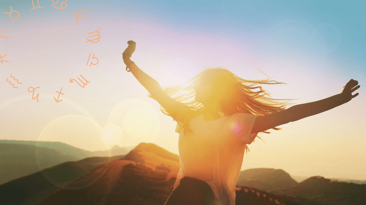 Frau im Sonnenschein mit ausgestreckten Armen