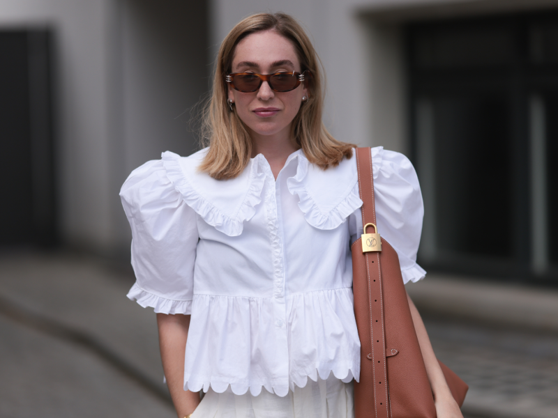 Blonde Frau trägt Casual Business Outfit in hellen Farben.