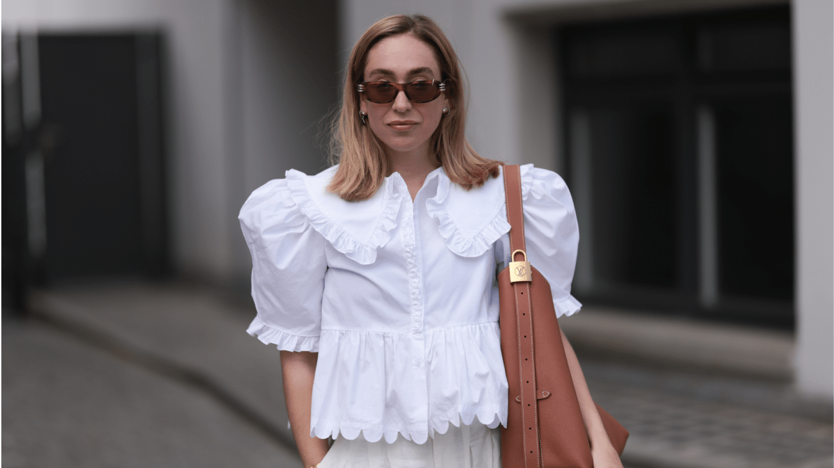 Blonde Frau trägt Casual Business Outfit in hellen Farben.