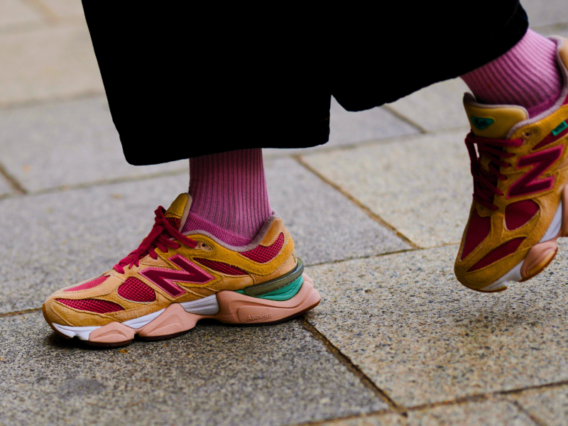 New Balance Sneaker in knalliger Farbe.