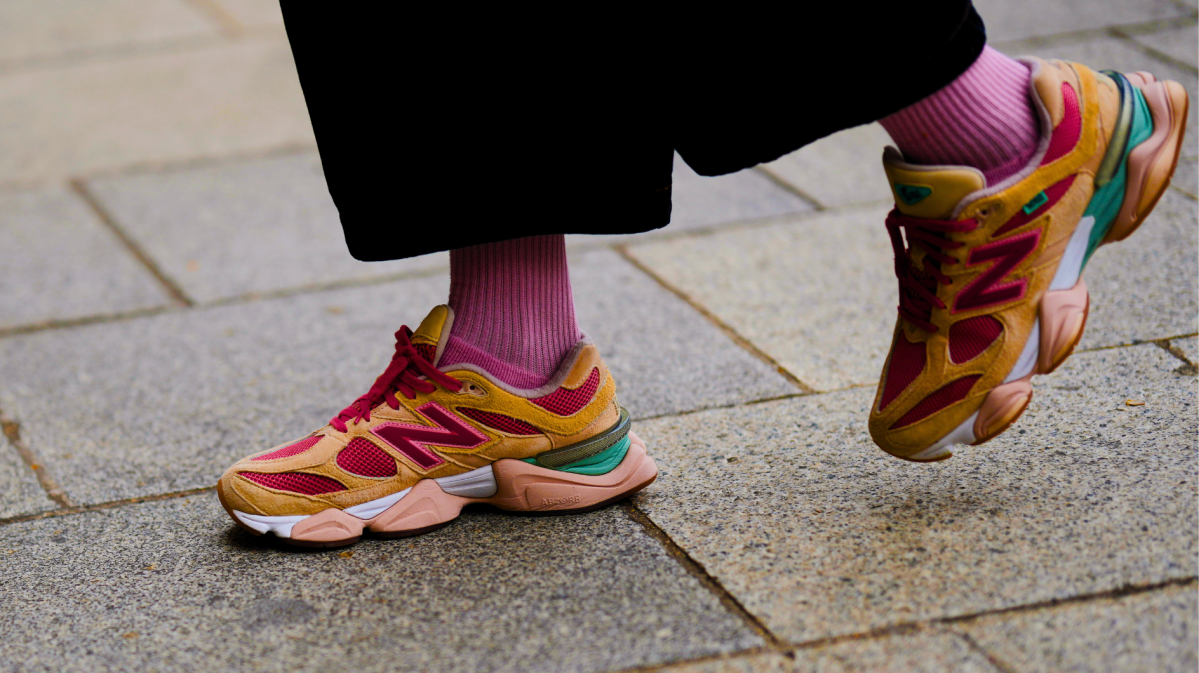 New Balance Sneaker in knalliger Farbe.