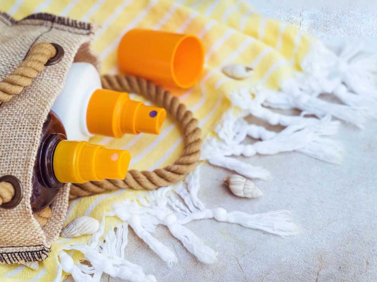 Sonnencreme und Br&auml;unungsbechleuniger in einer Strandtasche