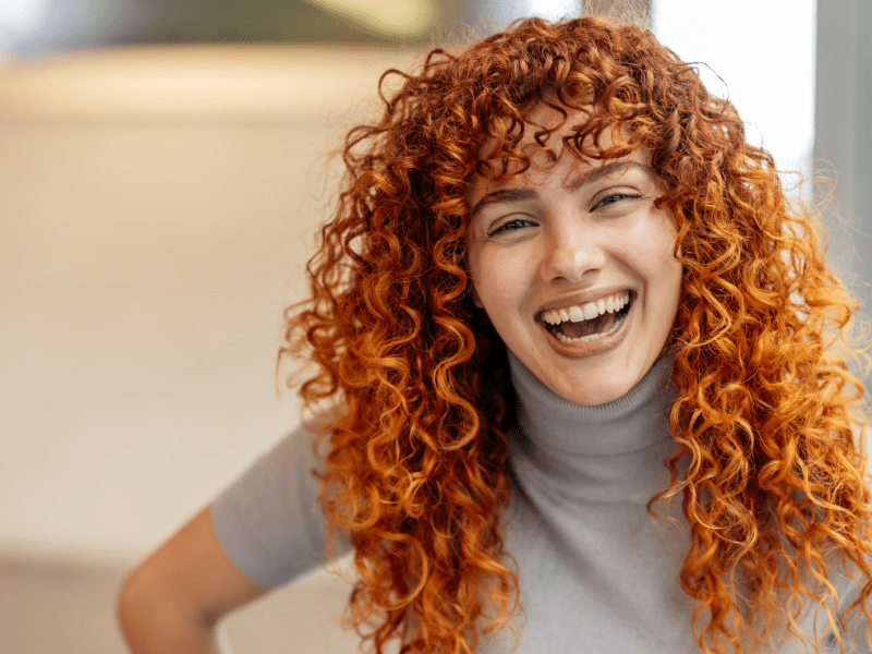 Frau mit lockigen, roten Haaren