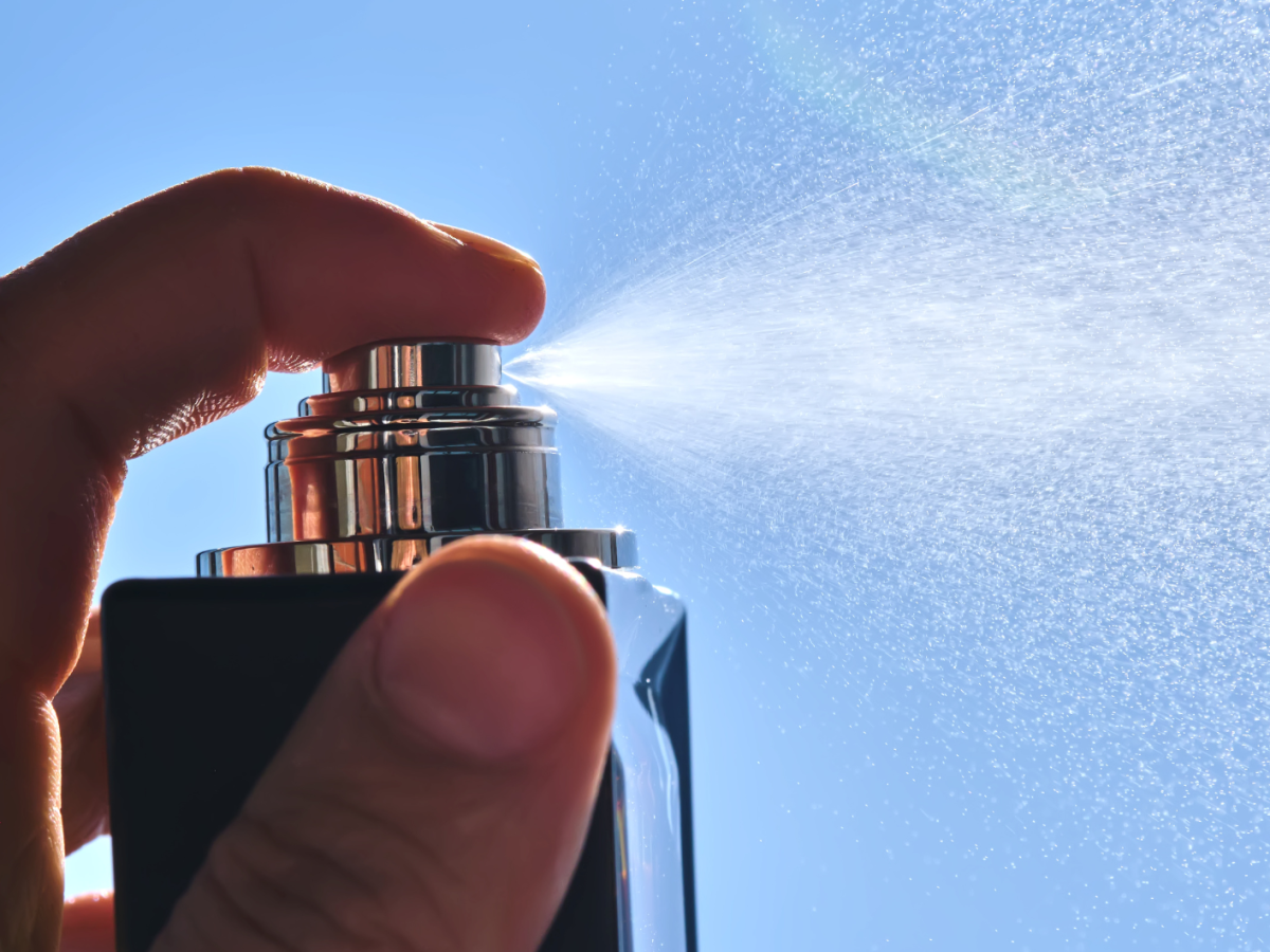 Parfumflakon mit Sprühnebel