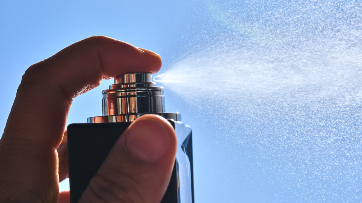 Parfumflakon mit Sprühnebel