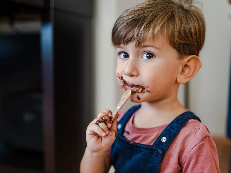 Junge, ca. 5 Jahre, mit schokoladeverschmiertem Mund.