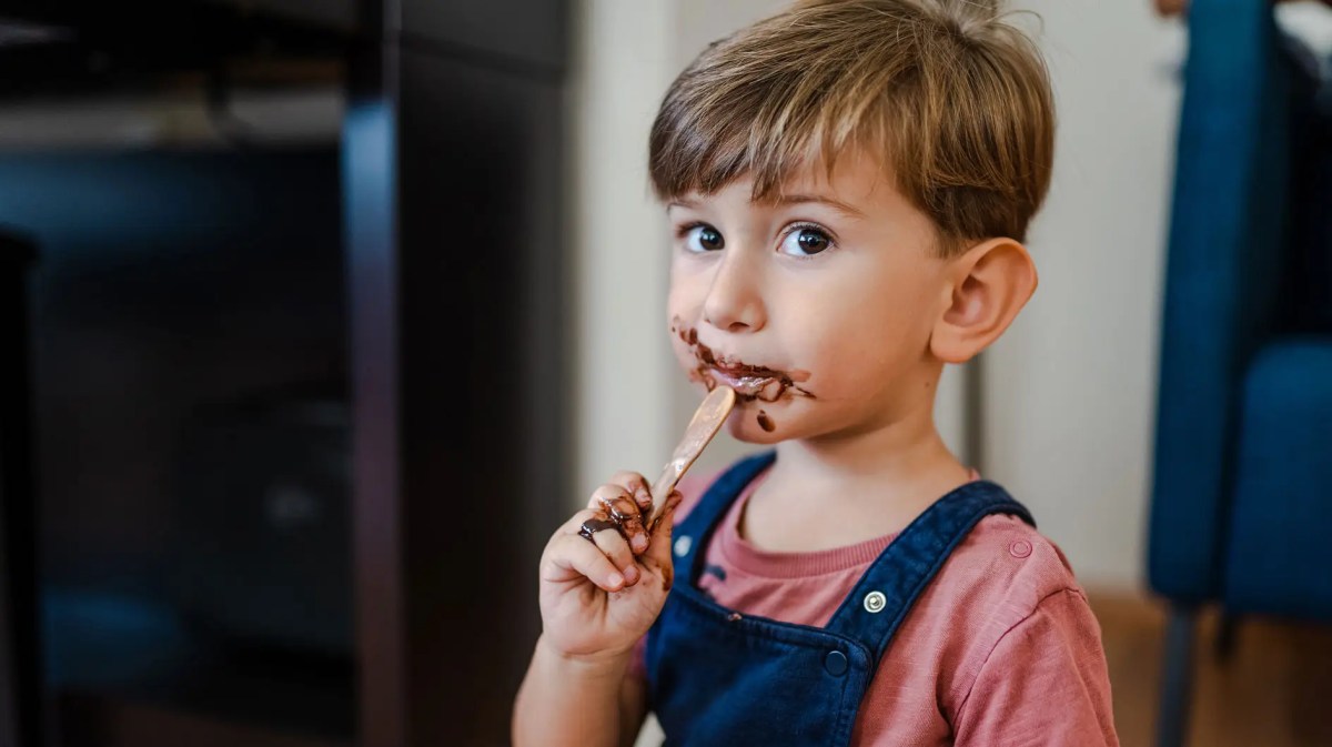 Junge, ca. 5 Jahre, mit schokoladeverschmiertem Mund.