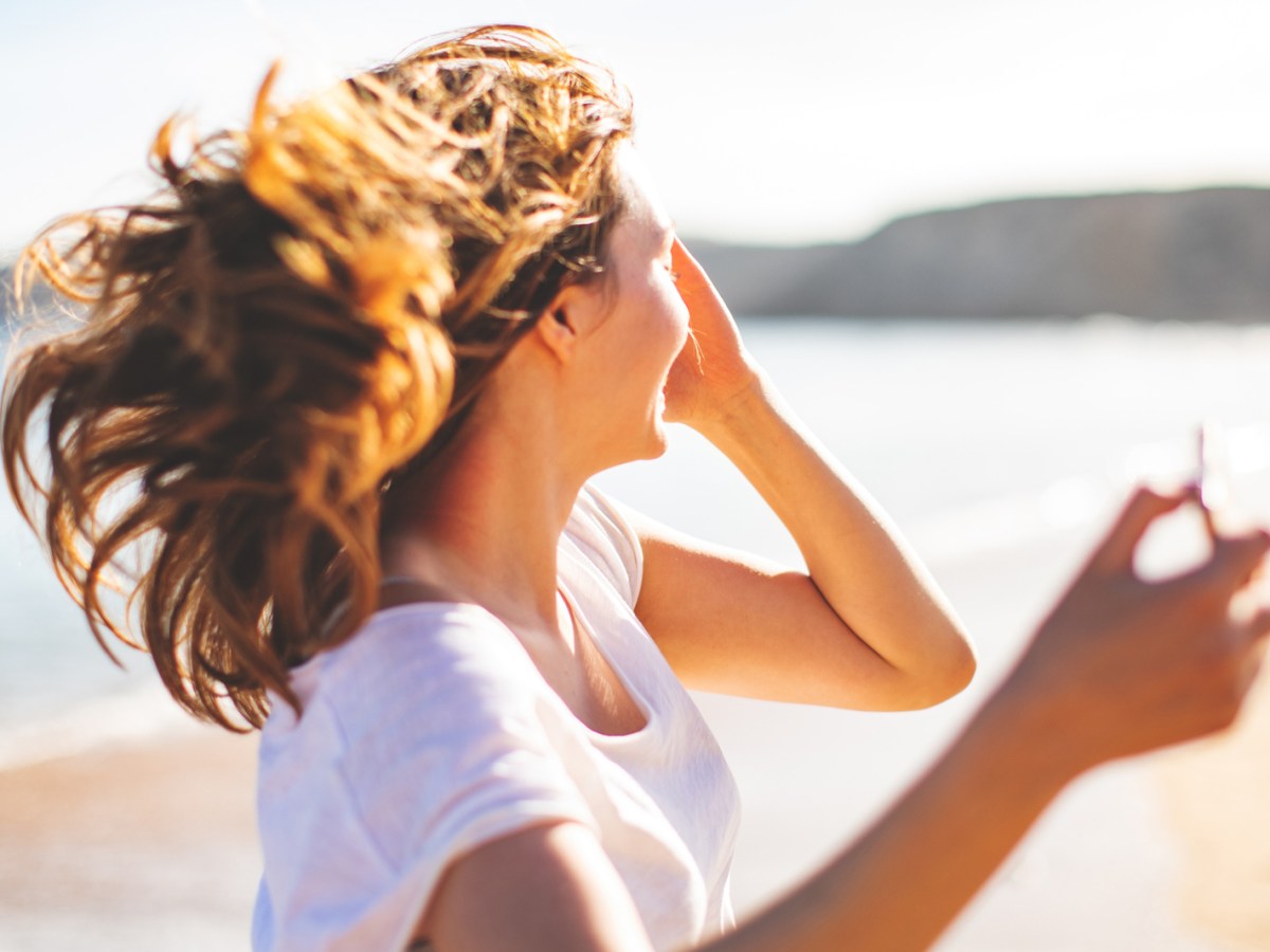 Frau am Strand und am Meer