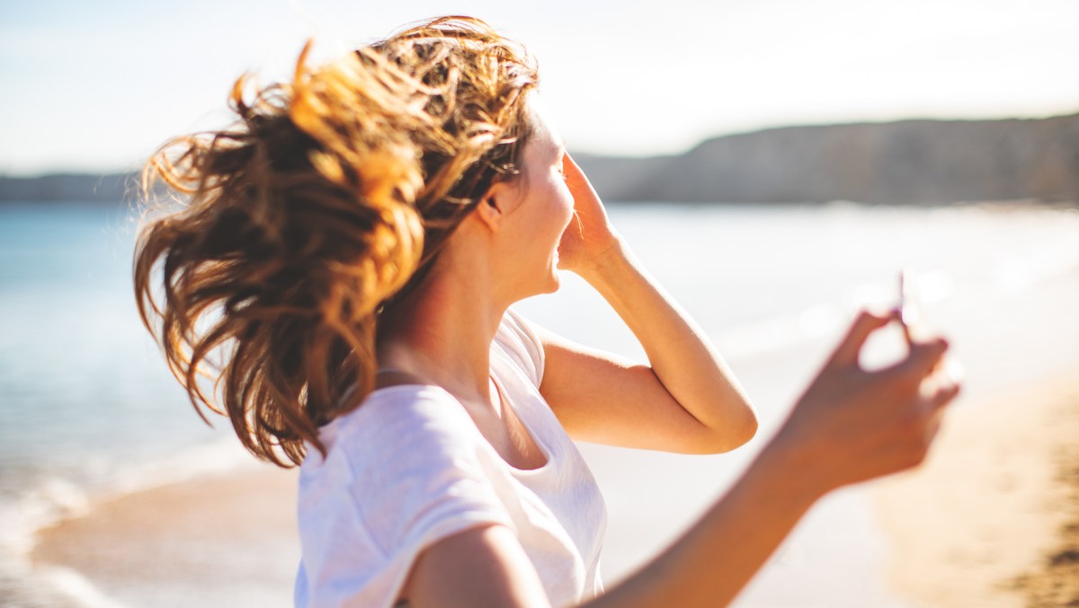 Frau am Strand und am Meer