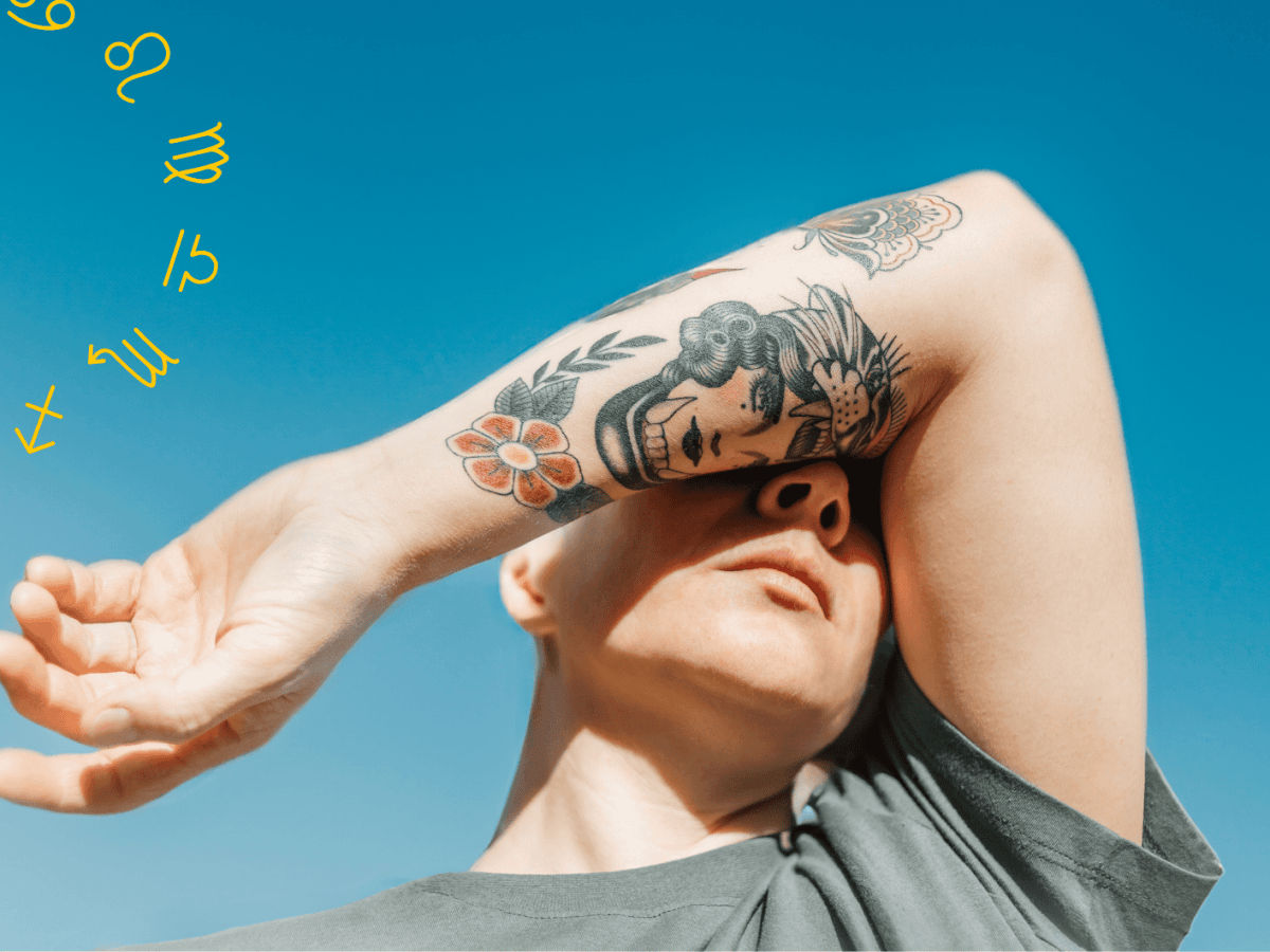 Frau verdeckt mit t&auml;towiertem Arm ihr Gesicht