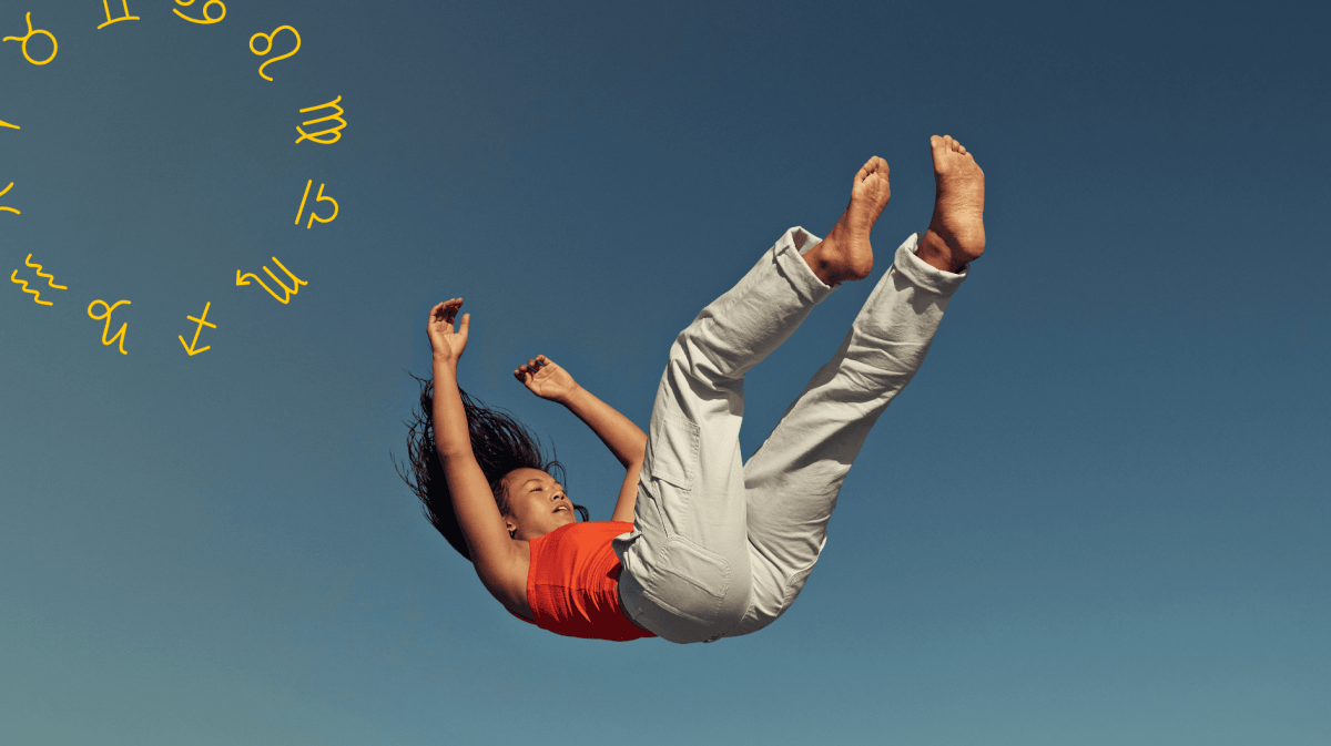 Frau mit rotem Shirt fällt "aus dem Himmel"