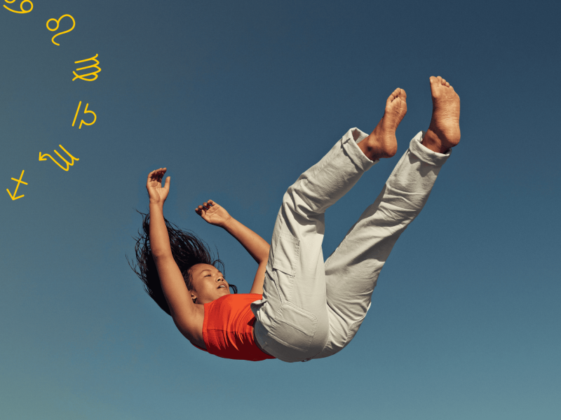 Frau mit rotem Shirt fällt "aus dem Himmel"