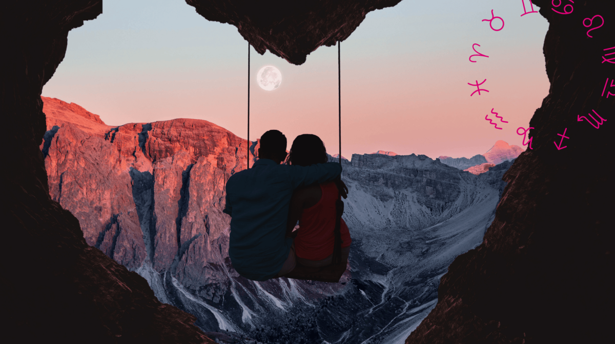 Frau und Mann auf einer Schaukel umgeben von einem Felsen in Herzform. Im Hintergrund Berge bei Sonnenuntergang.