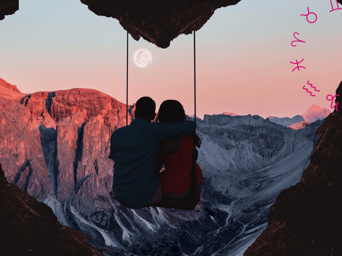 Frau und Mann auf einer Schaukel umgeben von einem Felsen in Herzform. Im Hintergrund Berge bei Sonnenuntergang.