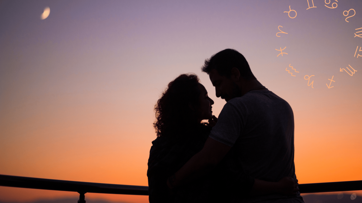 Frau und Mann bie Sonnenuntergang schauen sich innig in die Augen