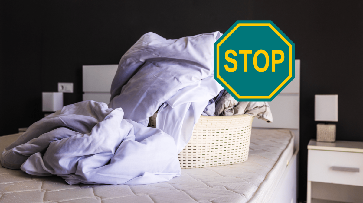 Wäschekorb mit Bettwäsche steht auf einem abgezogenen Bett.