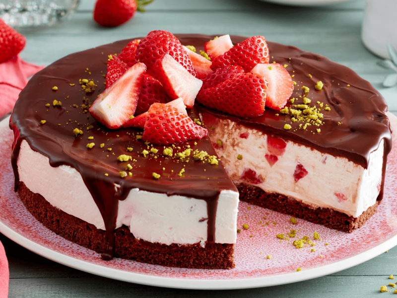 Erdbeer-Joghurt-Torte auf rosa Teller.