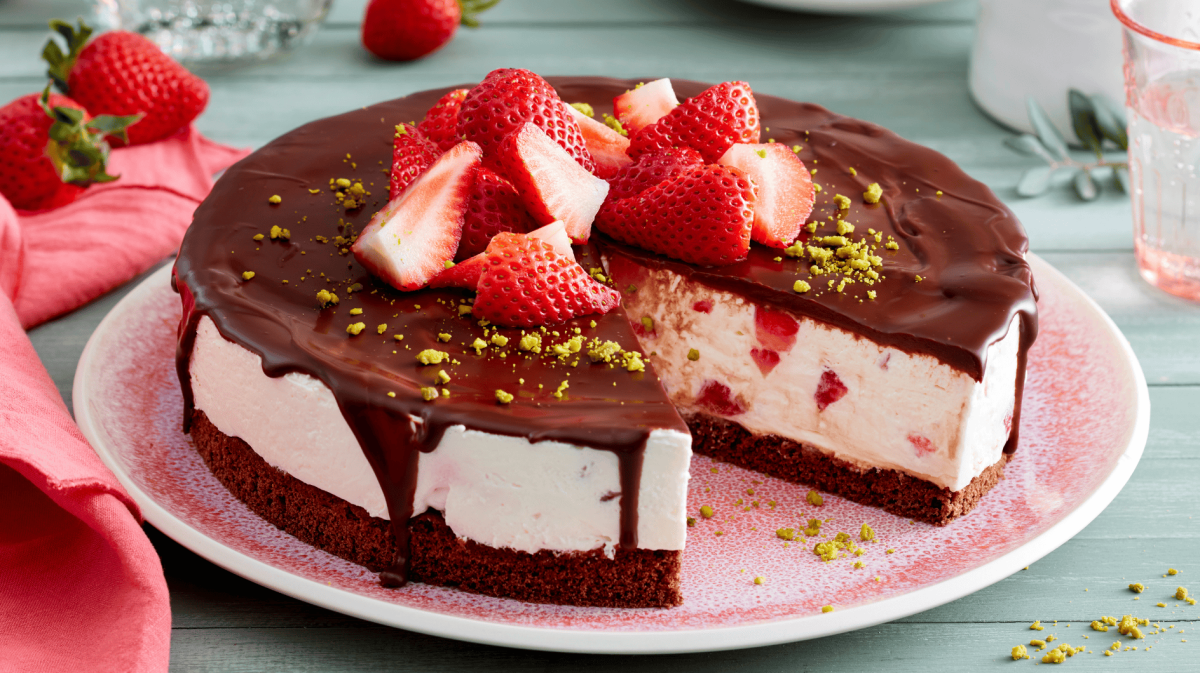 Erdbeer-Joghurt-Torte auf rosa Teller.