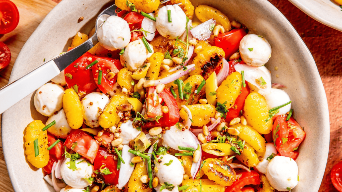 Gnocchi-Salat mit Tomate und Mozzarella.