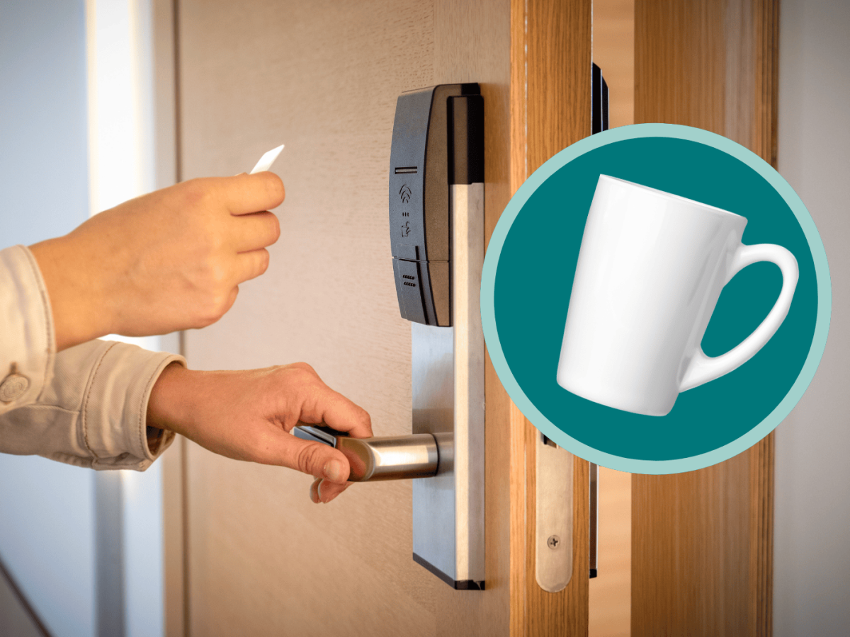 Person &ouml;ffnet Hotelzimmer.