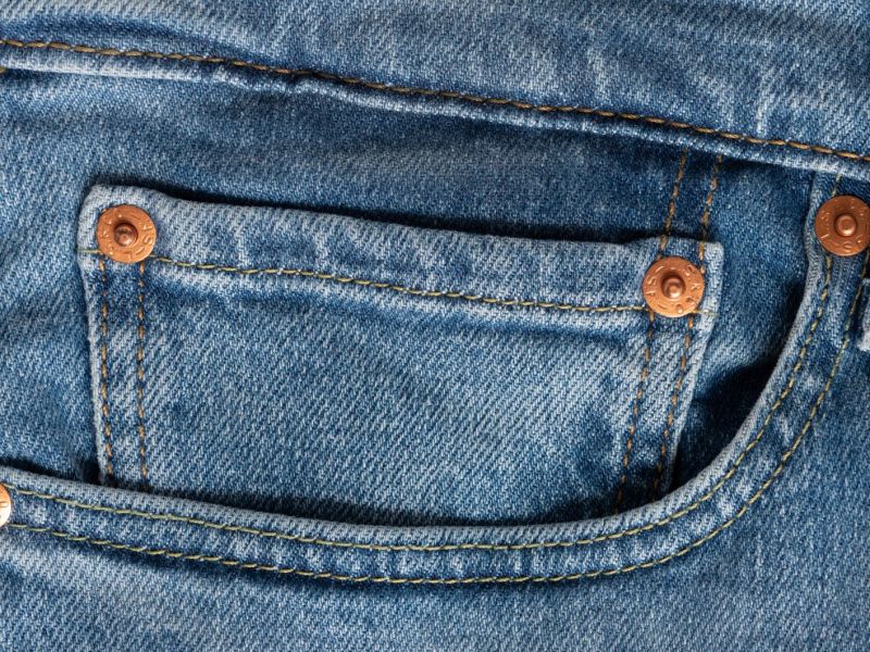 Blaue Jeans mit Nieten an den Taschen