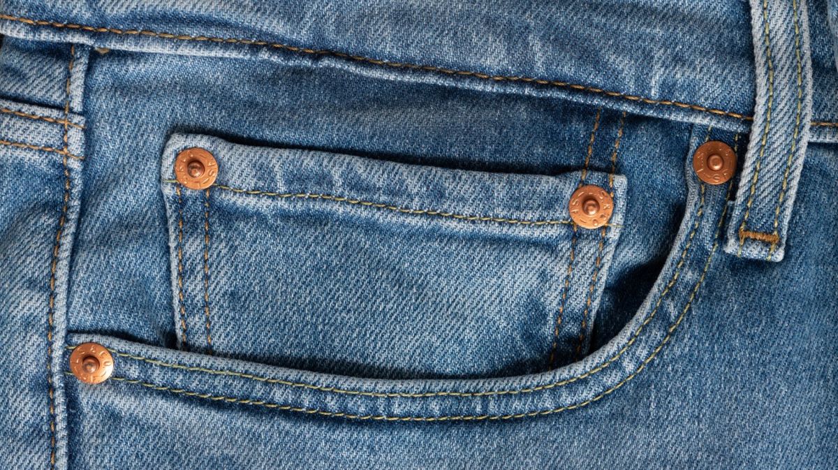 Blaue Jeans mit Nieten an den Taschen