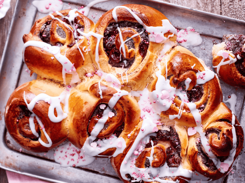 Kirsch-Mohn-Schnecken auf einem Backblech.