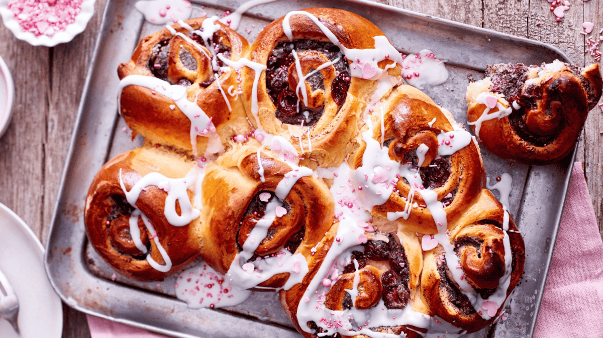 Kirsch-Mohn-Schnecken auf einem Backblech.