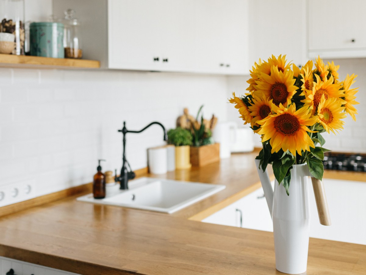 Aufger&auml;umte K&uuml;che mit Sonnenblumen auf dem Tresen
