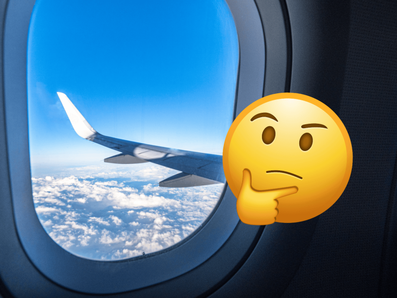 Flugzeugfenster und nachdenkliches Emoji.