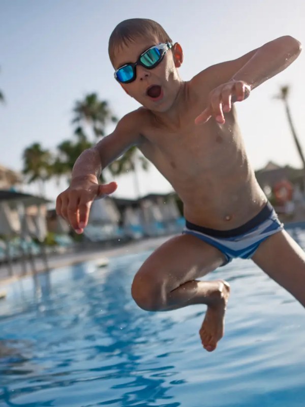 Allein ins Freibad? Worauf Eltern jetzt unbedingt achten sollten