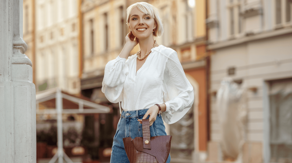 Street Style Foto von Frau in weißer Bluse/Oberteil.