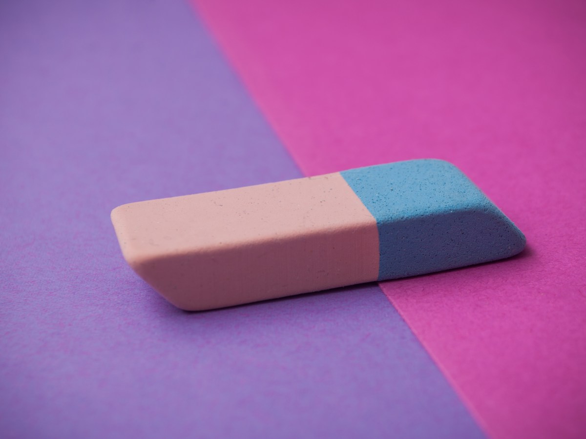 Radiergummi mit roter und blauer Seite auf lila Hintergrund