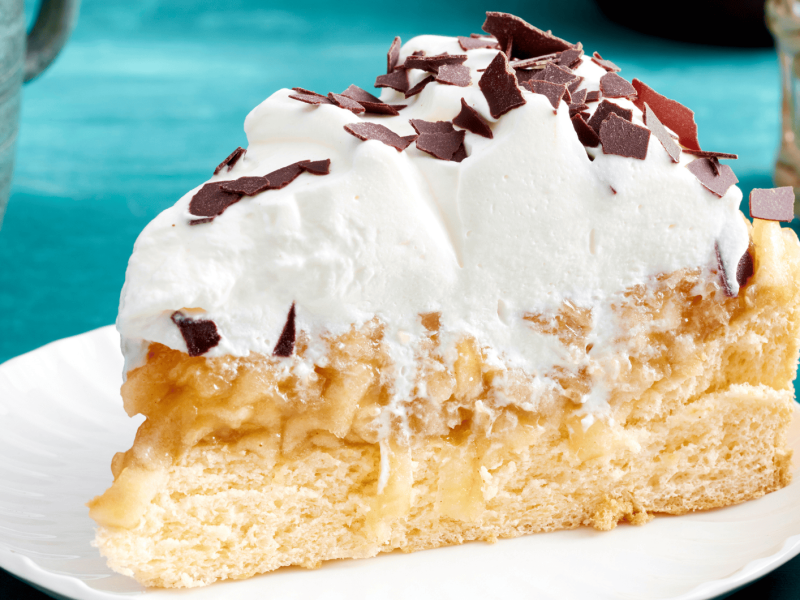 Nahaufnahme eines Stücks Apfeltorte.