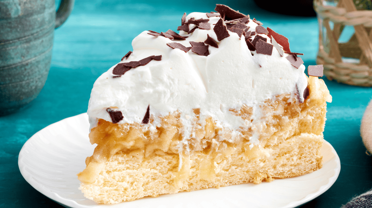 Nahaufnahme eines Stücks Apfeltorte.