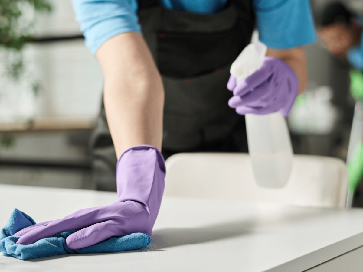 Frau wischt über Oberfläche.