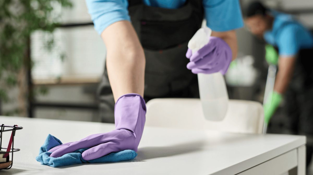 Frau wischt über Oberfläche.