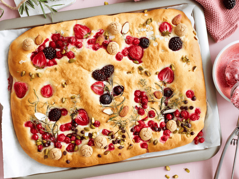 Süße Focaccia mit Früchten auf einem Blech.