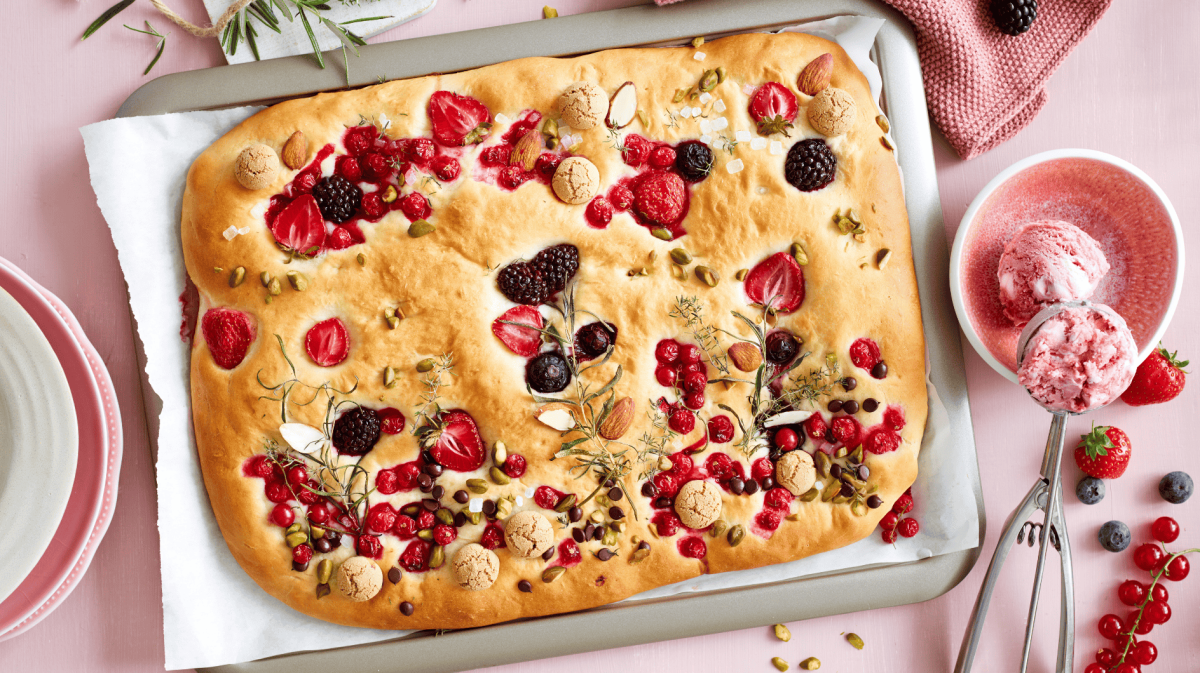 Süße Focaccia mit Früchten auf einem Blech.